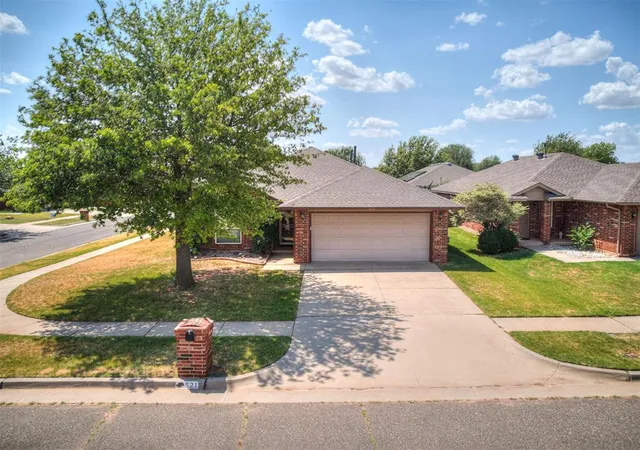 Photo 2 of Single family home for sale at 521 Apache Gate Dr, Yukon, OK 73099 | MLS# 1244067 | Listing updated on 2026-10-07