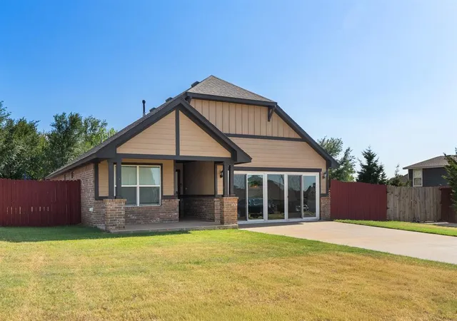 Single family home for sale at 1430 Lakeview Dr, Edmond, OK 73034 | MLS# 1244074