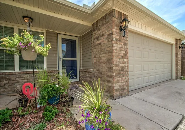 Photo 3 of Sale Pending at 2900 Sunberry Way, Yukon, OK 73099 | MLS# 1244083 | Listing updated on 2026-09-01