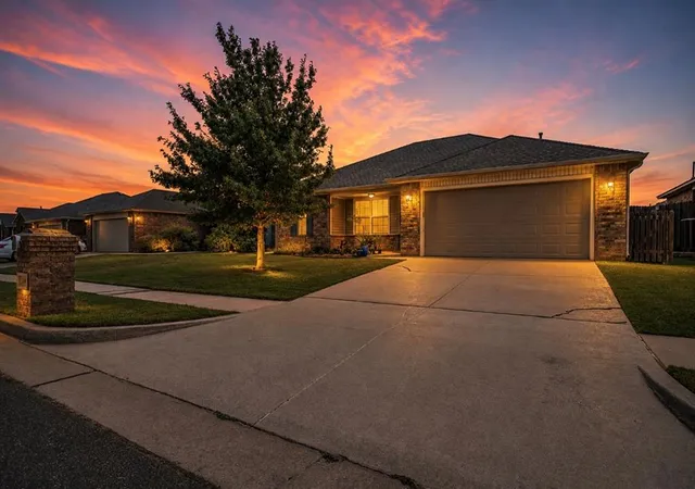 Photo 3 of Sale Pending at 2900 Sunberry Way, Yukon, OK 73099 | MLS# 1244083 | Listing updated on 2026-09-01