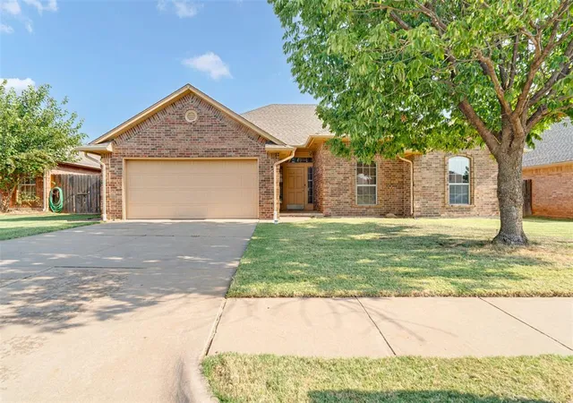 Photo 4 of Single family home for sale at 1717 Hemingway Dr, Edmond, OK 73013 | MLS# 1244087 | Listing updated on 2026-09-02