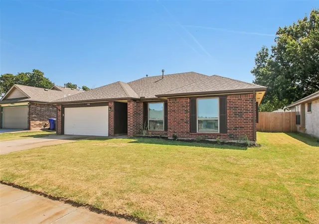 Photo 2 of Sale Pending at 1924 Oakwood E Blvd, Midwest City, OK 73130 | MLS# 1244183 | Listing updated on 2026-08-28