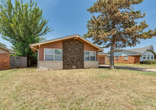 Photo 3 of Single family home for sale at 111 Oakside Dr, Moore, OK 73160 | MLS# 1244188 | Listing updated on 2026-08-14