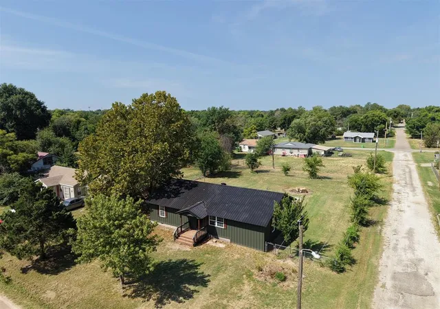 Photo 3 of Single family home for sale at 817 N 4th Street, Okemah, OK 74859 | MLS# 1244195 | Listing updated on 2026-08-14