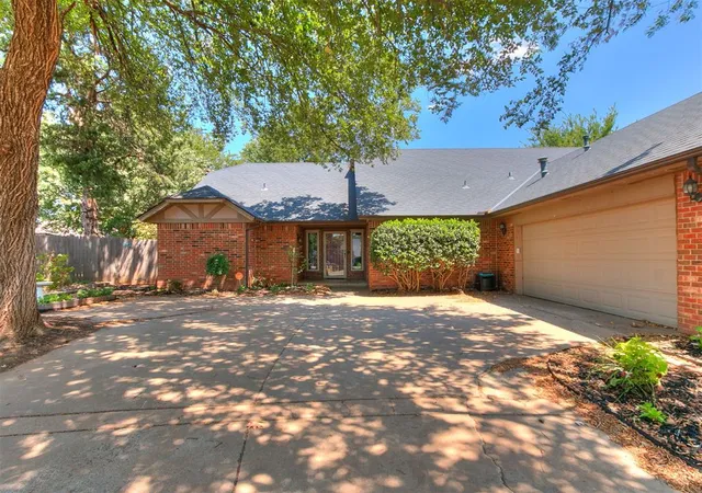 2nd image of 500 Concord Ln, Edmond, OK 73003 | MLS# 1244232