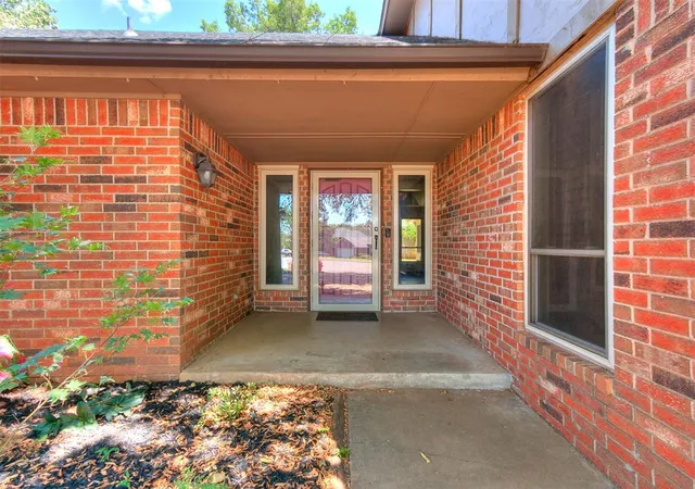 3rd image of 500 Concord Ln, Edmond, OK 73003 | MLS# 1244232