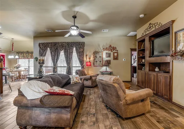 Photo 4 of Single family home for sale at 923 County St 2935, Tuttle, OK 73089 | MLS# 1244258 | Listing updated on 2026-09-23