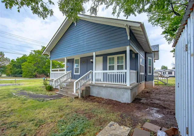 Photo 1 of Single family home for sale at 611 Sw 6th Street, Lindsay, OK 73052 | MLS# 1244276 | Listing updated on 2026-10-02