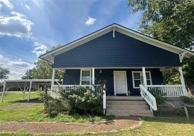 2nd image of 611 Sw 6th St, Lindsay, OK 73052 | MLS# 1244276