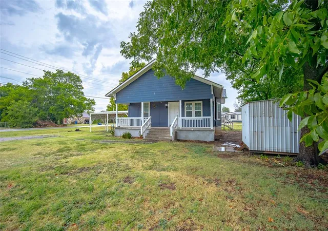Photo 2 of Single family home for sale at 611 Sw 6th Street, Lindsay, OK 73052 | MLS# 1244276 | Listing updated on 2026-10-02
