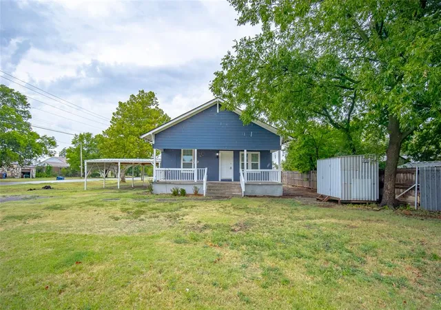 Photo 3 of Single family home for sale at 611 Sw 6th Street, Lindsay, OK 73052 | MLS# 1244276 | Listing updated on 2026-10-02