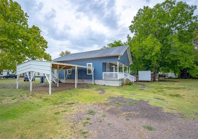 Photo 4 of Single family home for sale at 611 SW 6th Street, Lindsay, OK 73052 | MLS# 1244276 | Listing updated on 2026-10-13