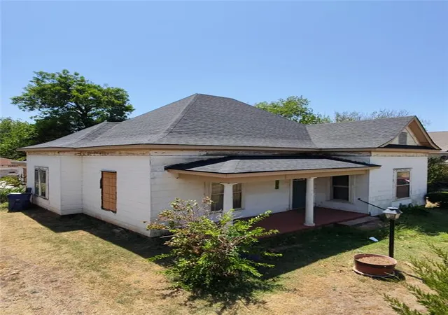 2nd image of 1615 W Minnesota Ave, Chickasha, OK 73018 | MLS# 1244343