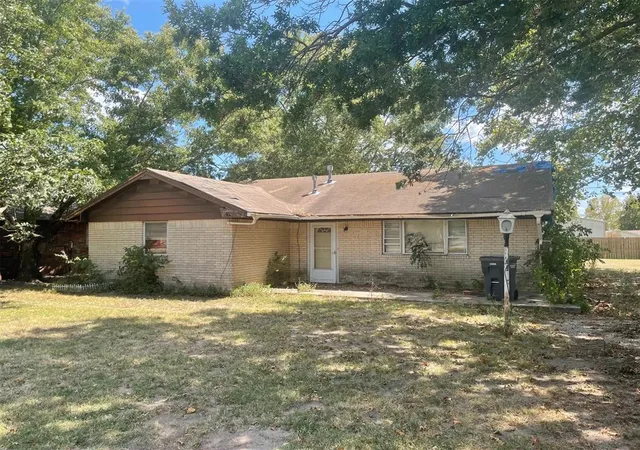 1st image of 405 E Main St, Maud, OK 74854 | MLS# 1244406