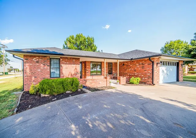 Photo 2 of Sale Pending at 1602 S 13th Street, Blackwell, OK 74631 | MLS# 1244418 | Listing updated on 2026-08-19