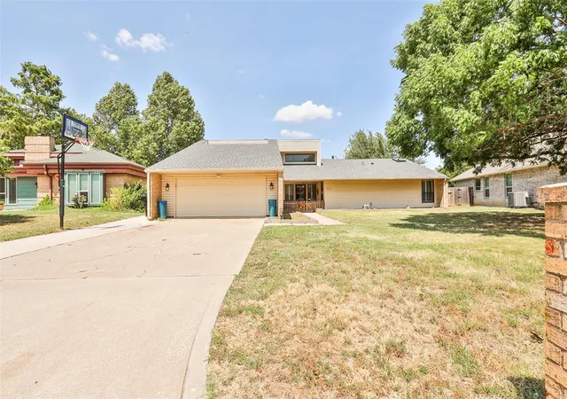 1st image of 225 Se 28th St, Moore, OK 73160 | MLS# 1244475