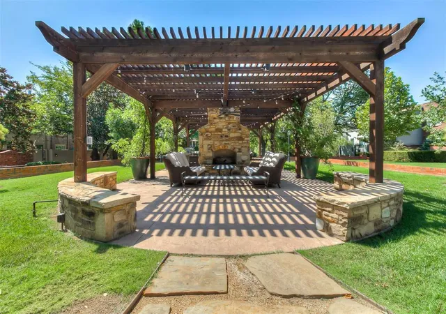 Listing Photo 2 - Condo for sale in building located at 6441 Brandywine Ln, Oklahoma City, OK 73116