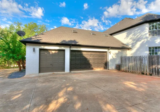 Photo 3 of Single family home for sale at 16 Greenmore Dr, Edmond, OK 73034 | MLS# 1244523 | Listing updated on 2026-10-07