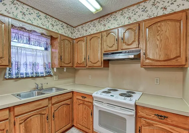 Photo 4 of Sale Pending at 1135 Elmhurst St, Moore, OK 73160 | MLS# 1244591 | Listing updated on 2026-09-22