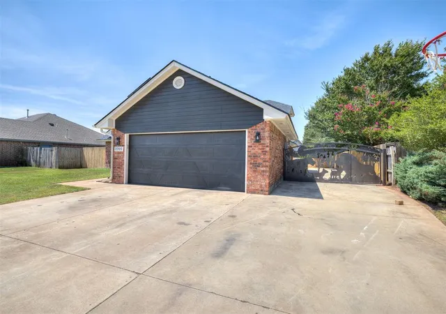 Photo 3 of Sale Pending at 2705 E Hills Dr, Moore, OK 73160 | MLS# 1244620 | Listing updated on 2026-08-29