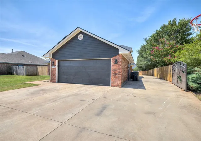 Photo 4 of Sale Pending at 2705 E Hills Dr, Moore, OK 73160 | MLS# 1244620 | Listing updated on 2026-08-29