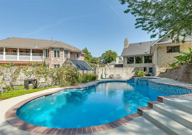 Photo 3 of Single family home for sale at 10 Rustic Hills St, Norman, OK 73072 | MLS# 1244650 | Listing updated on 2026-08-18