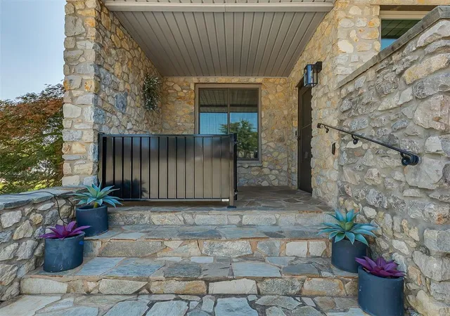 Photo 4 of Single family home for sale at 10 Rustic Hills St, Norman, OK 73072 | MLS# 1244650 | Listing updated on 2026-08-18