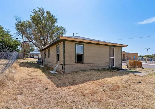 Photo 3 of Single family home for sale at 417 W C St, Altus, OK 73521 | MLS# 1244703 | Listing updated on 2026-08-18