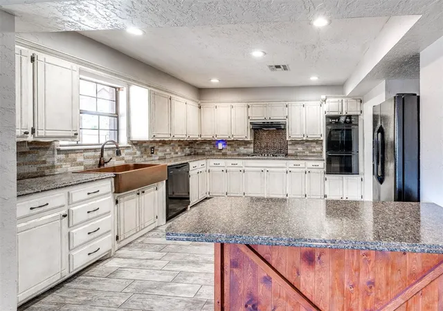 3rd image of 245 E Riddle Rd, Chickasha, OK 73018 | MLS# 1244785