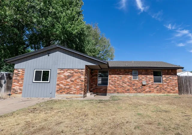 Photo 1 of Single family home for sale at 304 Jarman Cir, Mc Loud, OK 74851 | MLS# 1244791 | Listing updated on 2026-09-29