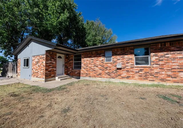 Photo 2 of Single family home for sale at 304 Jarman Cir, Mc Loud, OK 74851 | MLS# 1244791 | Listing updated on 2026-09-29