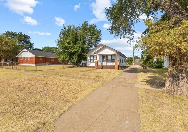 2nd image of 322 S 13th St, Clinton, OK 73601 | MLS# 1244795