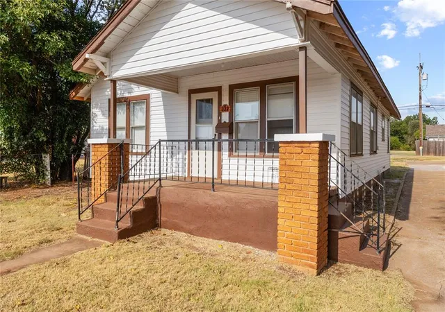 3rd image of 322 S 13Th St, Clinton, OK 73601 | MLS# 1244795