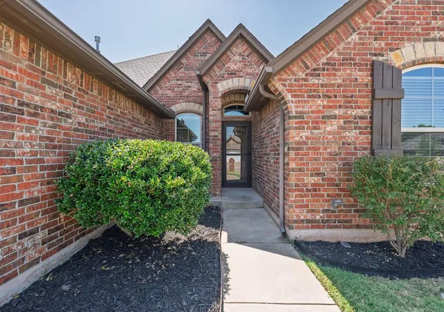 Photo 2 of Single family home for sale at 19033 Meadows Xing Dr, Edmond, OK 73012 | MLS# 1244804 | Listing updated on 2026-08-18