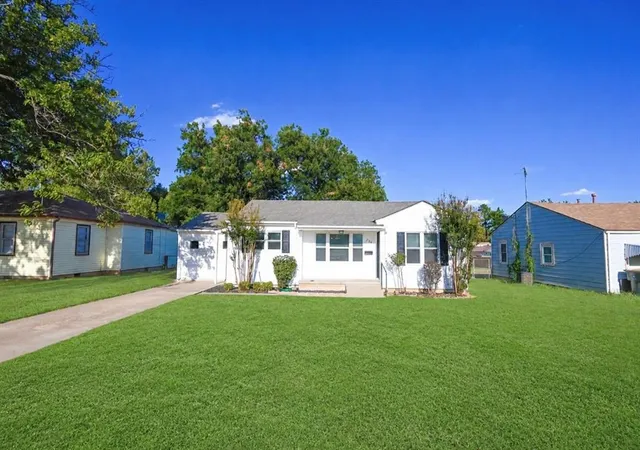 1st image of 214 N 17th St, Chickasha, OK 73018 | MLS# 1244851