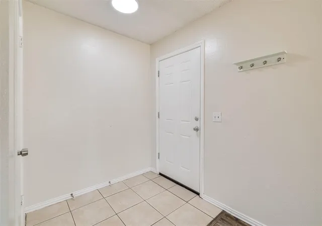 Listing Photo 4 - Condo for sale in building located at 2628 N Ann Arbor Ave, Oklahoma, OK 73127 - Unit #102