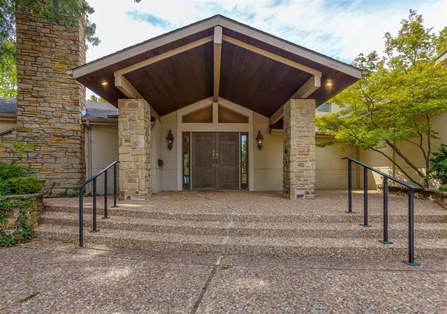 Photo 3 of Single family home for sale at 1600 Guilford Ln, Nichols Hills, OK 73120 | MLS# 1244879 | Listing updated on 2026-09-04