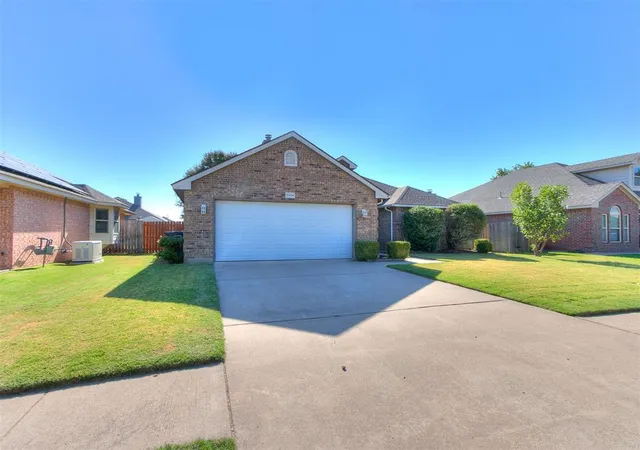 Photo 3 of Single family home for sale at 2404 Vintage Park Ln, Yukon, OK 73099 | MLS# 1244932 | Listing updated on 2026-09-20