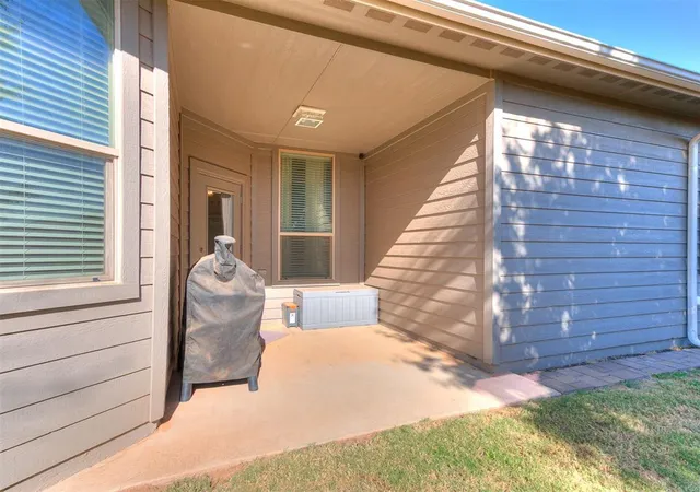 Photo 4 of Single family home for sale at 2404 Vintage Park Ln, Yukon, OK 73099 | MLS# 1244932 | Listing updated on 2026-10-03