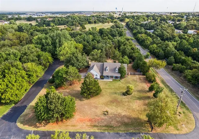 2nd image of 4275 Cedar Creek Dr, Edmond, OK 73034 | MLS# 1245035