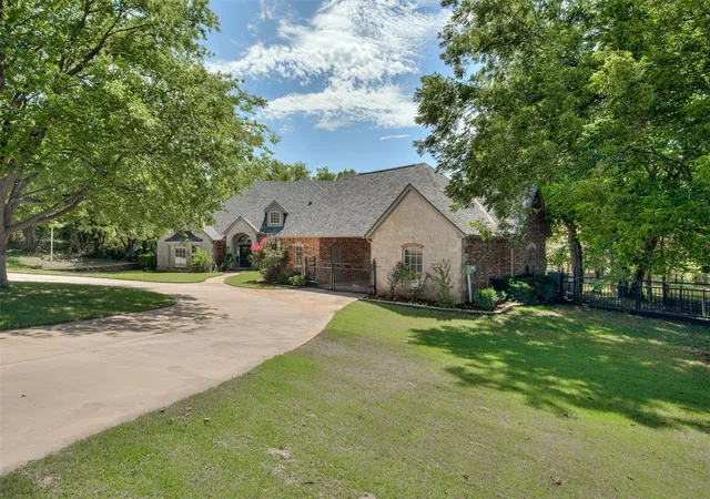2nd image of 8030 Redhawk Ln, Edmond, OK 73034 | MLS# 1245041