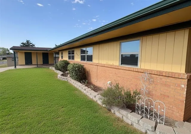 2nd image of 305 Iroquois Trl, Foss, OK 73647 | MLS# 1245053
