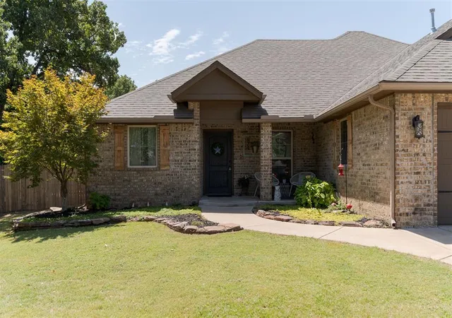2nd image of 874 Cottonwood Ct, Guthrie, OK 73044 | MLS# 1245116