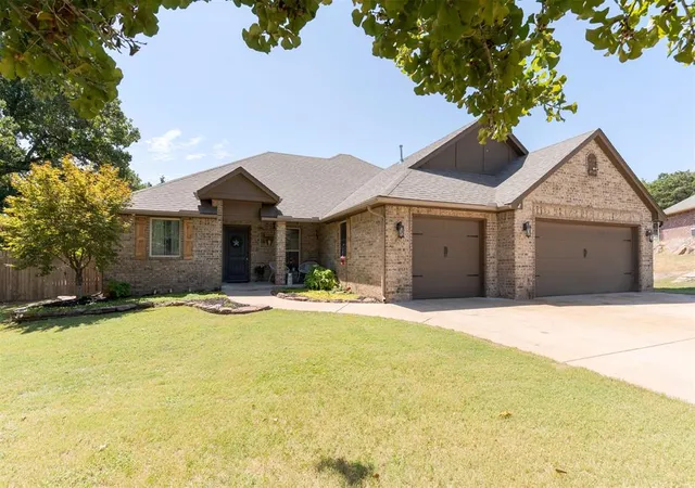 Photo 2 of Single family home for sale at 874 Cottonwood Ct, Guthrie, OK 73044 | MLS# 1245116 | Listing updated on 2026-09-21