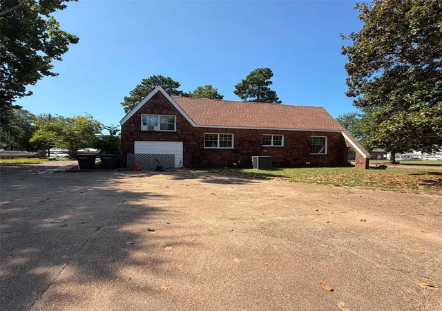 Photo 3 of Single family home for sale at 1505 S Park 1/2 Dr, Broken Bow, OK 74728 | MLS# 1245128 | Listing updated on 2026-09-04