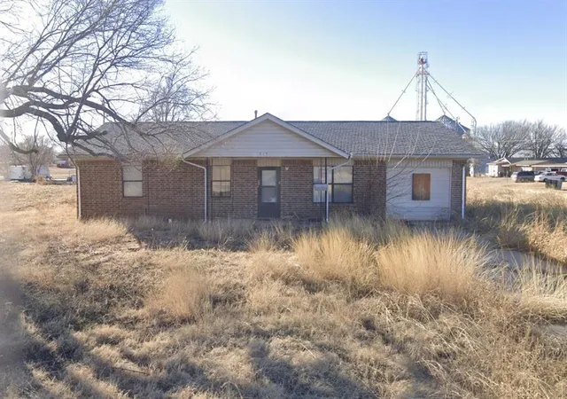 Single family home for sale at 615 S Choctaw Ave, Geary, OK 73040 | MLS# 1245151