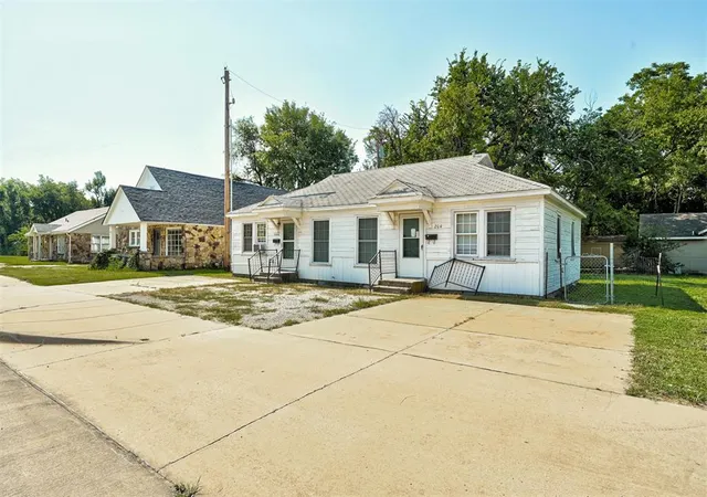 Photo 3 of House for sale at 204 E Lindsey St #204, 206, Norman, OK 73069 | MLS# 1245214 | Listing updated on 2026-08-20