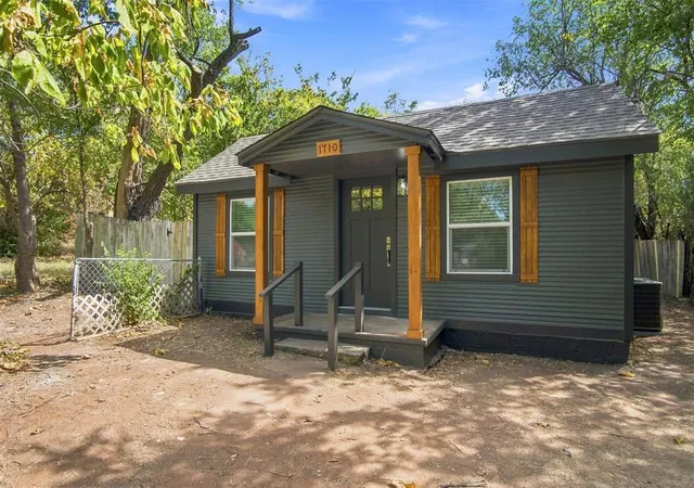 2nd image of 1710 Ne 35th St, Oklahoma City, OK 73111 | MLS# 1245229
