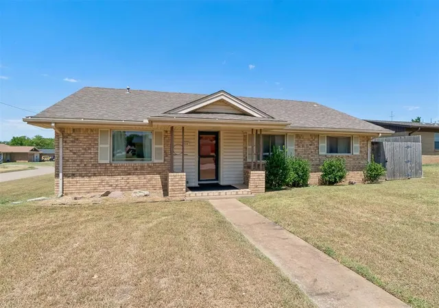 2nd image of 124 Ruskin Pl, Chickasha, OK 73018 | MLS# 1245239