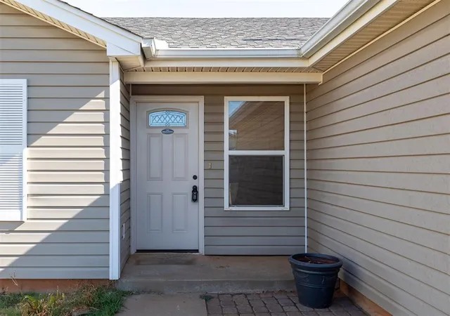 Photo 2 of Sale Pending at 10349 Aberdeen Dr, Yukon, OK 73099 | MLS# 1245251 | Listing updated on 2026-09-02